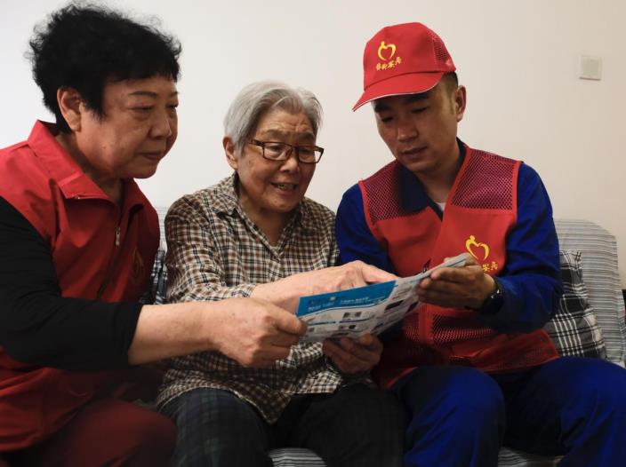 開展“銀齡安居”志願服務,向老年用戶普及安全用氣知識。合燃華潤燃氣供圖
