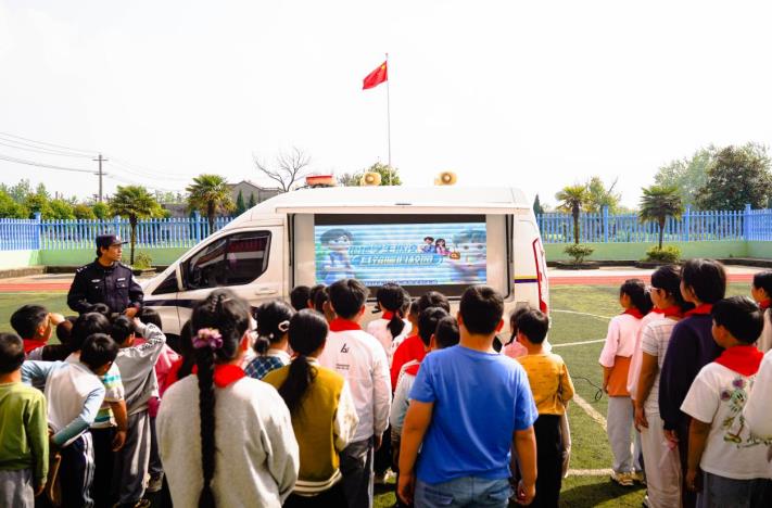 民警正在进行反校园欺凌宣讲。