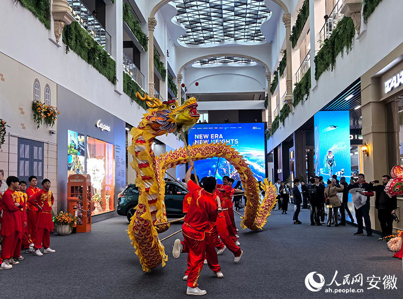 龙灯舞起来。人民网记者 汪瑞华摄