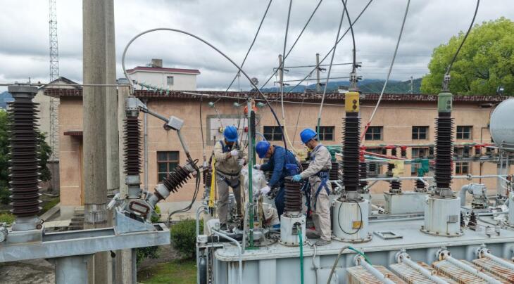 檢修人員對110千伏光明變2號主變本體瓦斯繼電器輪換校驗。卜厚績 攝