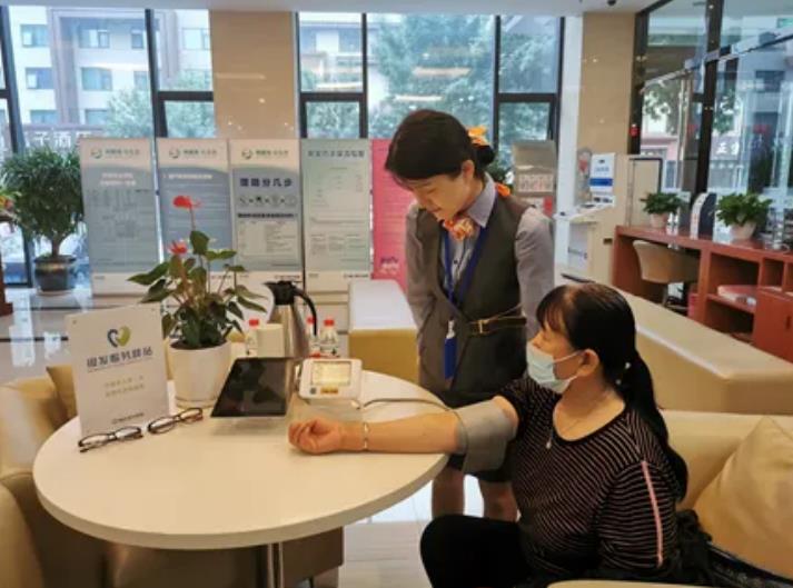 新華保險“銀發服務驛站”。