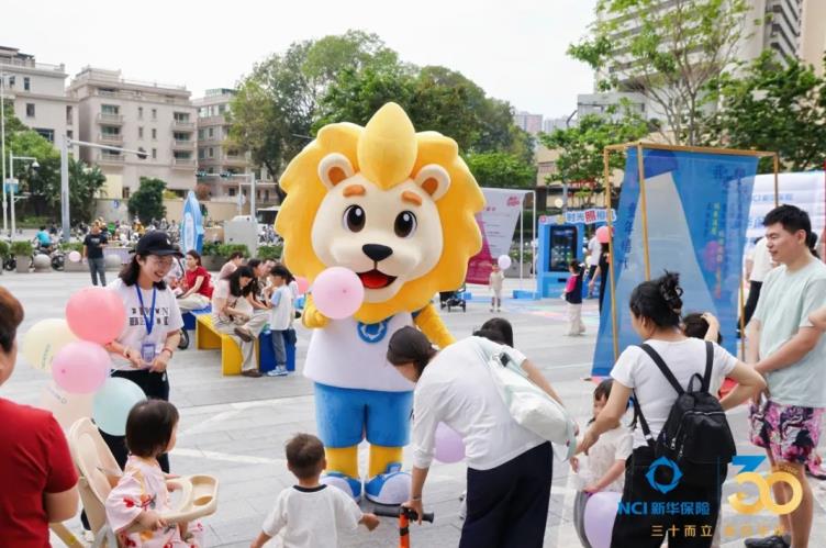 新華保險在深圳開展金融知識宣教活動。