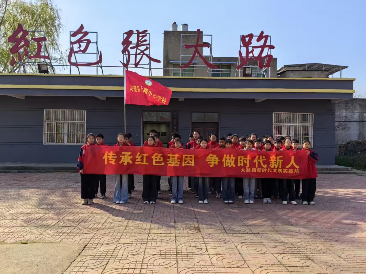 孩子们参观红色张大路展厅。受访者供图