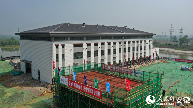 建设中的安徽省沿淮行蓄洪区等其他洼地治理工程——芡河站。人民网记者 张俊摄