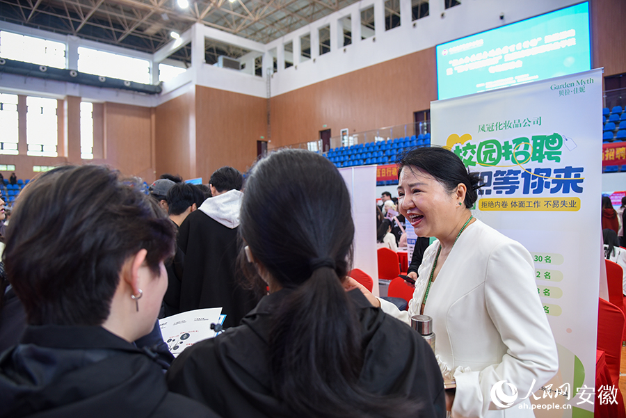 參會企業正在向同學們介紹崗位需求。人民網記者 李希蒙攝