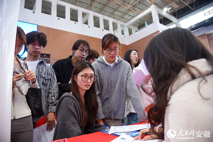 同學們正在咨詢崗位。人民網記者 李希蒙攝