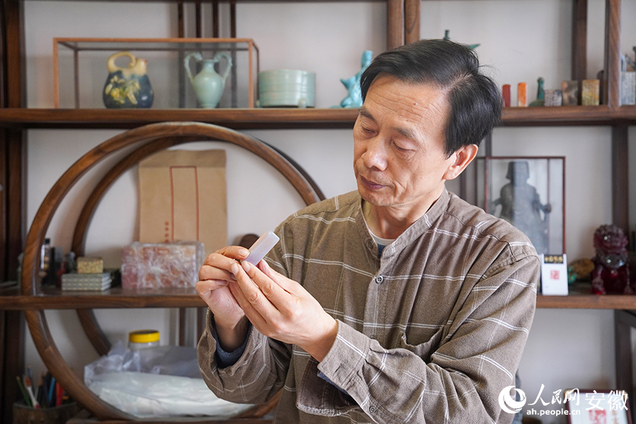 张雷端详着刚雕刻的印章。人民网记者 陈若天摄