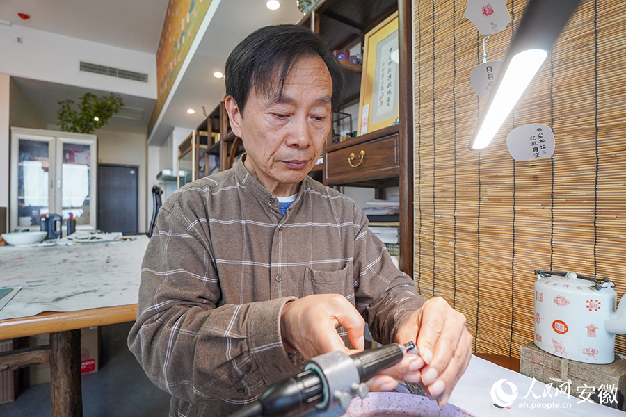 雕刻。人民网记者 陈若天摄