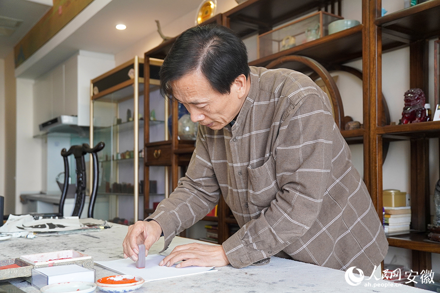 盖印。人民网记者 陈若天摄