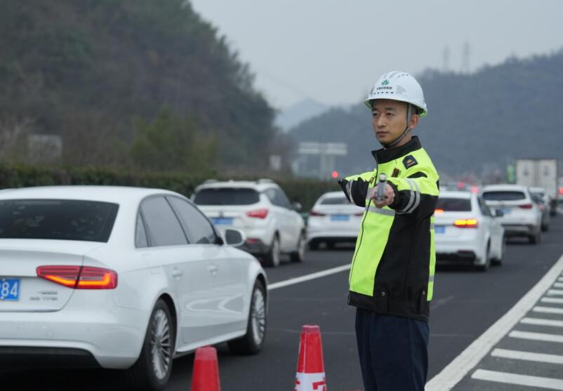 中心工作人員駐點疏導車輛