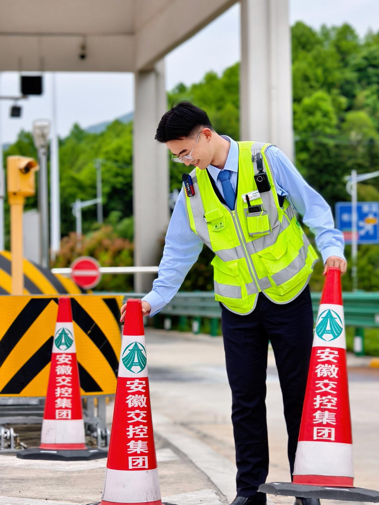 4月28日，黄山中心柏溪站收费人员规范布设锥桶，筑牢现场安全防线。 皖通公司供图