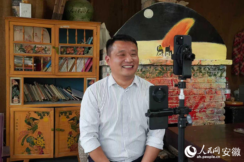 李振雷正在進行助農直播。人民網記者 陳若天攝