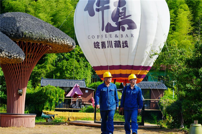 客户经理主动上门服务当地热门“村咖”店，细致排查用电设备。李俊鹏摄