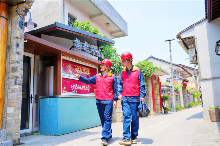 河沥溪历史文化老街，以该景区首家民宿——眷溪小舍为引，检查该店附近辐射生活半径用电设备。李俊鹏摄
