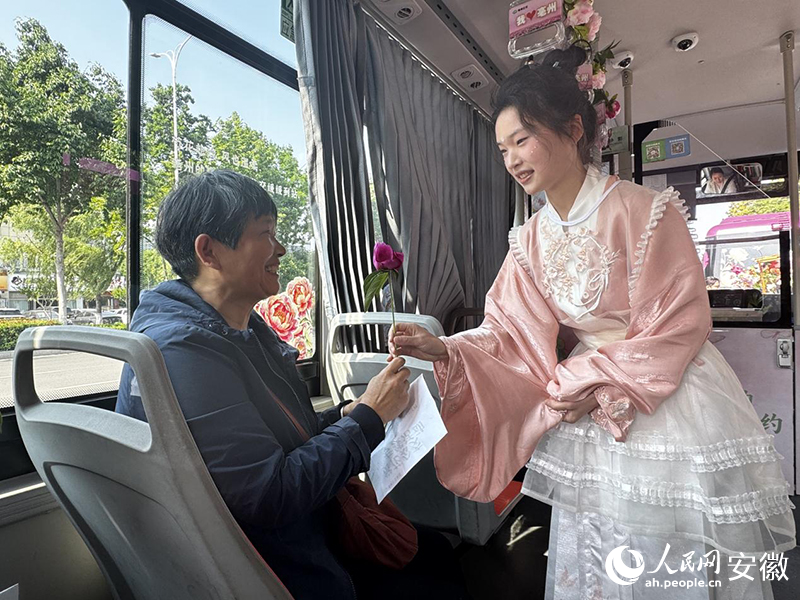 亳州公交为乘坐芍花节赏花专线游客送上芍花。人民网记者 胡雨松摄