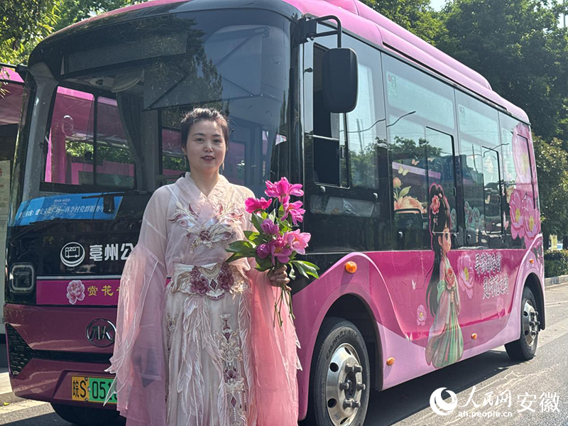 驾驶员祝秋芳与芍花节赏花专线公交合影。人民网记者 胡雨松摄