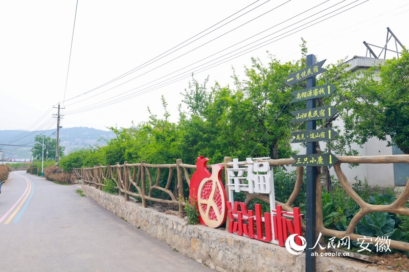 经过综合整治后的涂山村，多了很多新业态。人民网记者 张俊摄