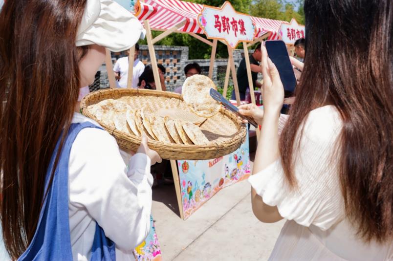 文旅达人拍摄长丰美食。