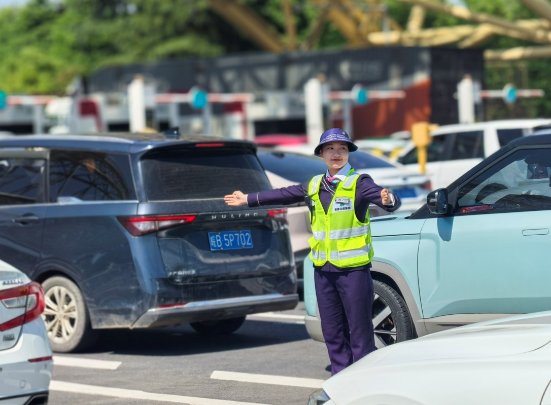 五一当天，合肥中心方兴大道收费站收费员正在入口疏导车辆。皖通公司供图