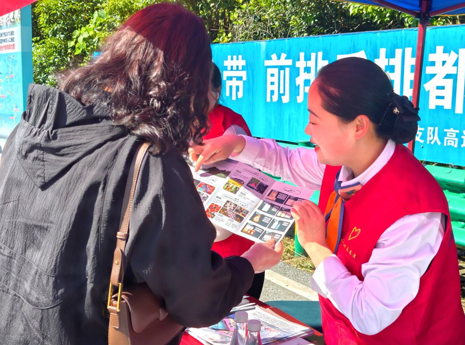 池州中心志願者耐心為過往游客講解石台當地旅游景點。