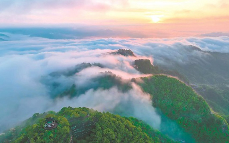 雨后初霽的黃山市休寧縣齊雲山景區雲海翻涌