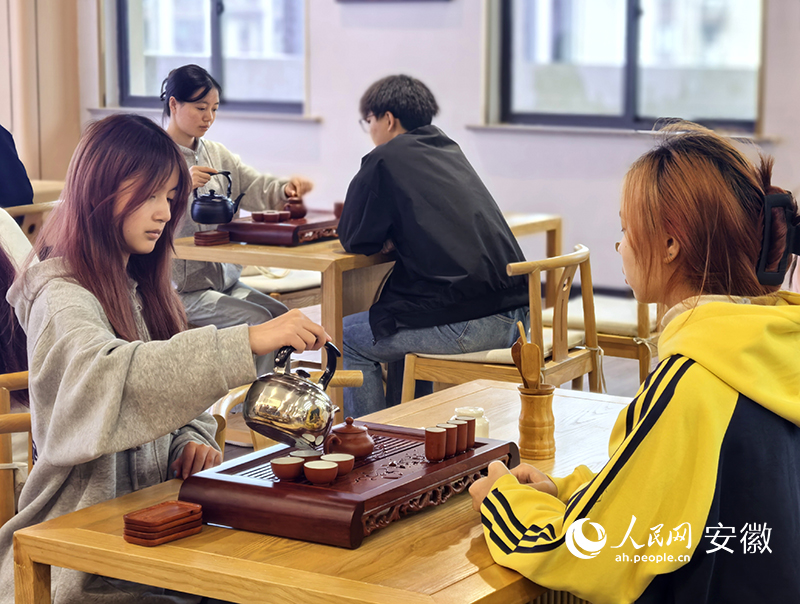 茶艺实训课。人民网记者 汪瑞华摄