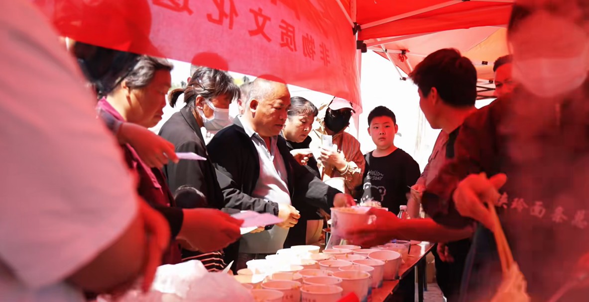 市民爭相品嘗渦陽美食干扣面。渦陽縣委宣傳部供圖