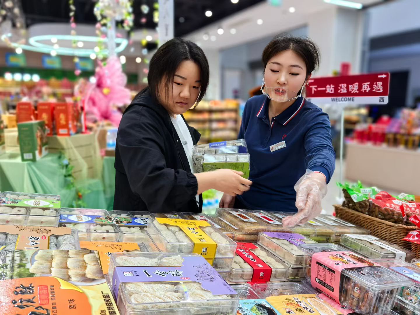 八里河服务区便利店为旅客介绍“皖美农品”