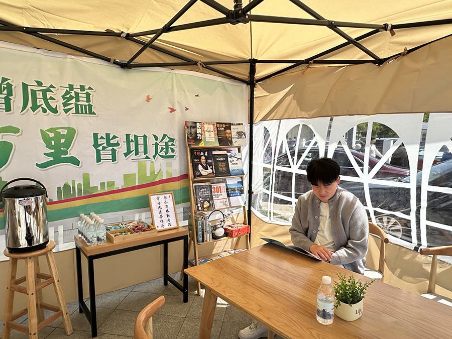 西桥服务区补能服务站开展读书分享活动