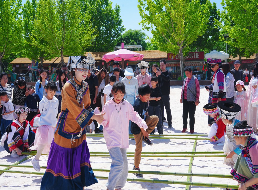 華佗百草園“滇南打歌”游戲互動。亳州文旅集團供圖