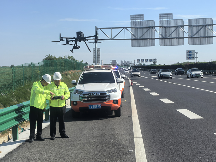 蚌埠中心永康分中心巡查员在九梓枢纽利用无人机查看道路通行情况