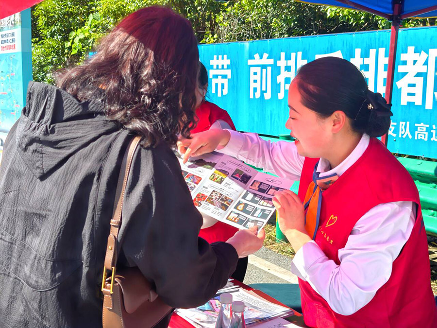 池州中心石台站志愿者耐心为过往游客讲解当地旅游景点