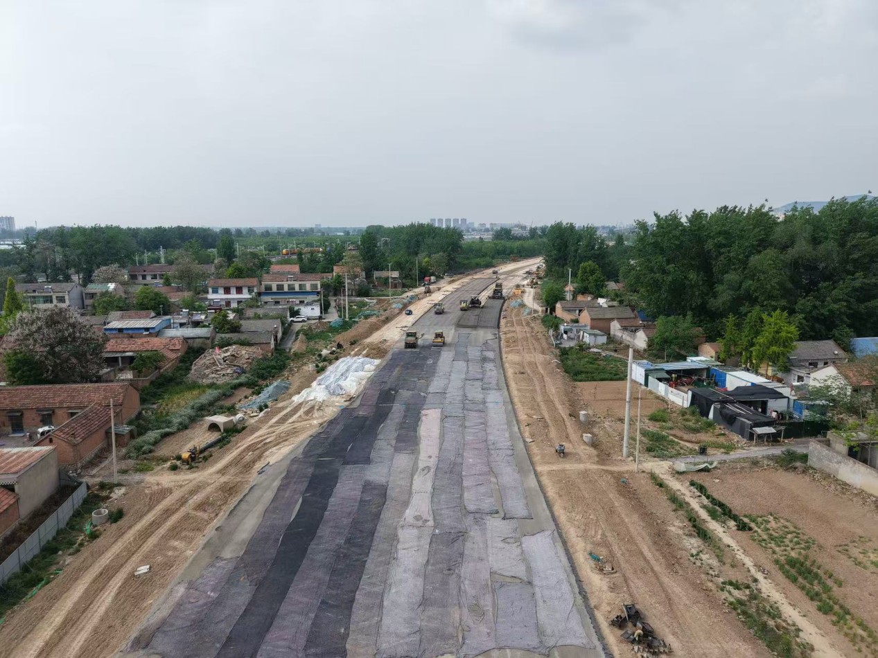 片区路网建设如火如荼。赵晓奇摄