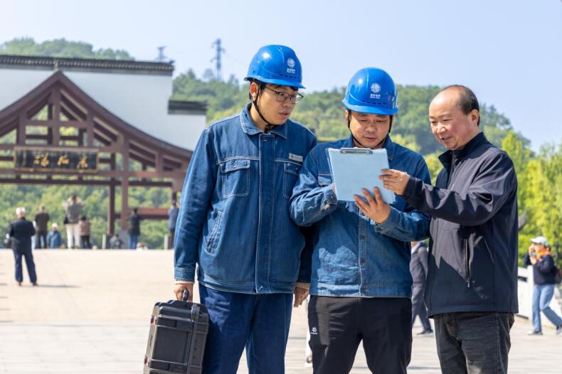 供電員工了解採石磯風景區用電需求。陶洋 攝