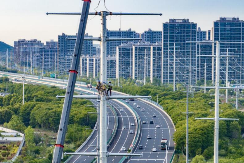 供電員工在進行220千伏線路立塔組裝工作。陶洋 攝