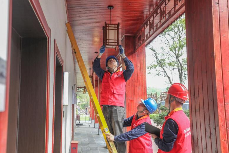 國網桐城市供電公司黨員服務隊到黃甲鎮黃鋪村的民宿開展用電檢查。雷越攝