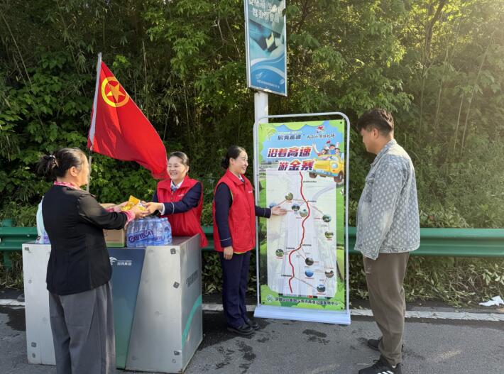 G42滬蓉高速合六中心金寨收費站工作人員為司乘介紹出行游玩路線