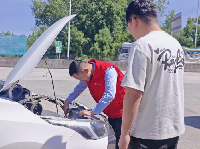 G40滬陝高速合六中心大顧店工作人員幫助司乘修理車輛