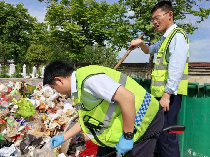 石弓服務區工作人員仔細翻找旅客遺失耳機