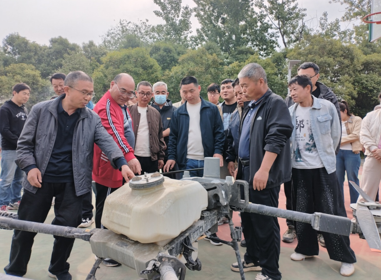 手把手指导学员进行无人机操控练习。訾春云摄