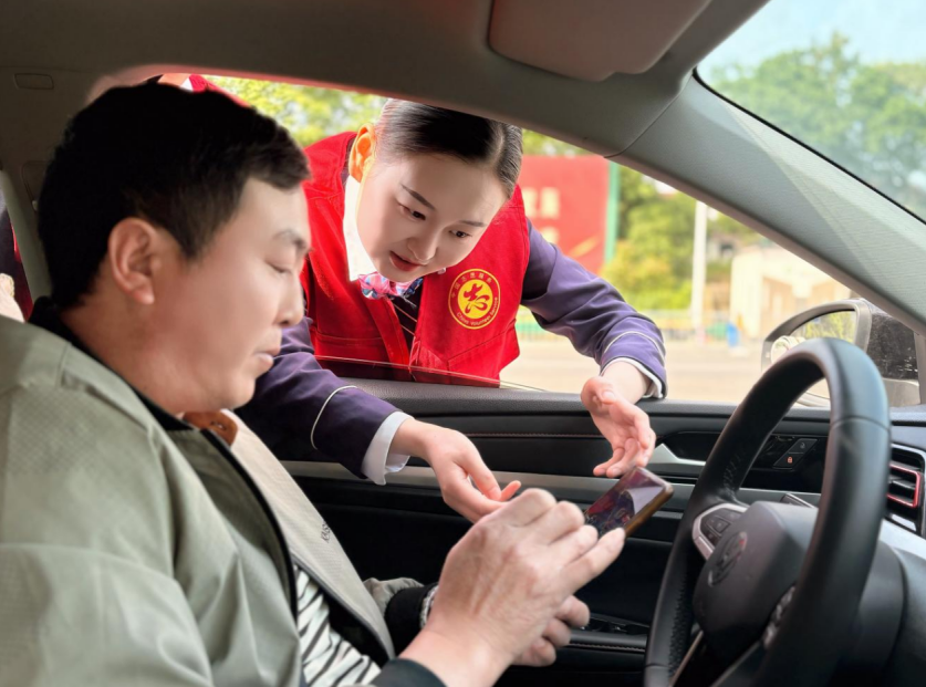 志愿者开展暖心服务