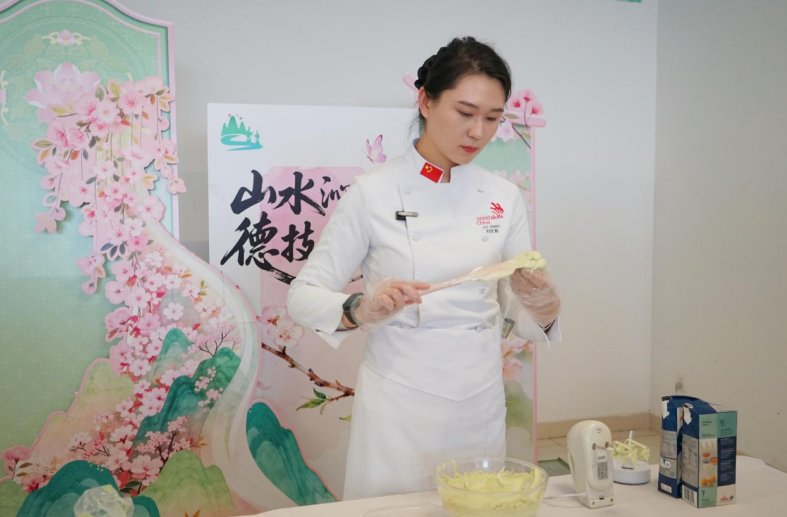 第47届世界技能大赛糖艺/西点制作项目金牌获得者刘欣茹到场授课。合肥职业技术学院供图