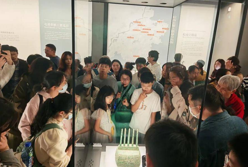 市民与游客趁着假期走进安徽博物院蜀山馆，在文物与展陈中品读安徽文化底蕴。