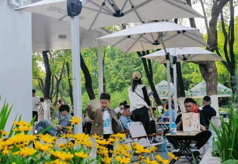 首届“湖畔生活季”为市民带来悠闲诗意生活。