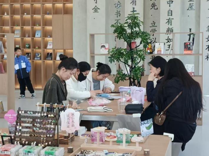 市民在淝畔書院參與活動。