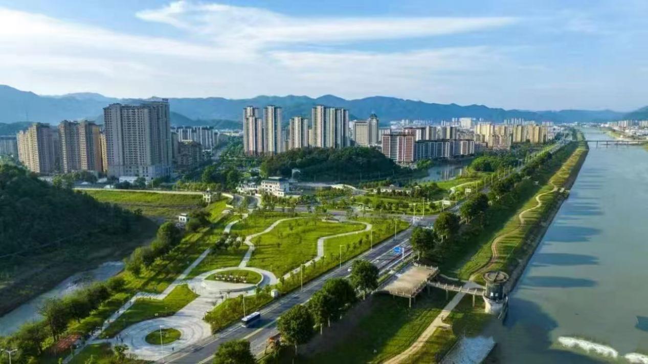 東至縣堯渡河沿岸。東至縣融媒體中心供圖
