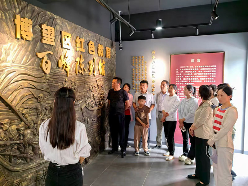 市民到百峰陈列馆参观。
