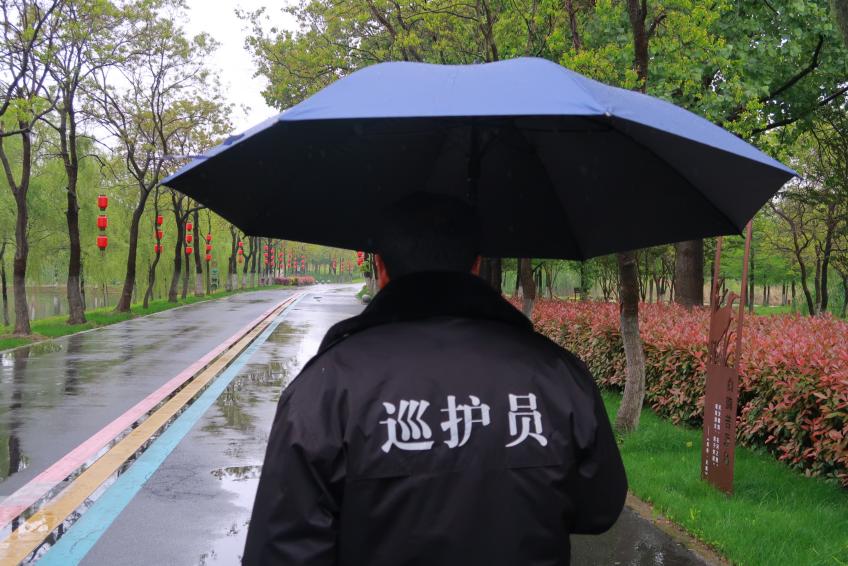 方申义在湿地公园巡护。冯时鸾摄