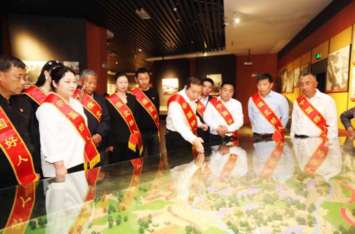 好人代表走进双堆烈士陵园感悟革命精神，以红色初心引领文明实践，助力和美乡村建设。范胜明摄