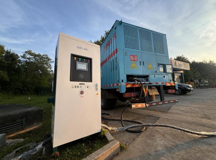 “五一”期间驿达集团首次投用移动补能车，强化保供能力。